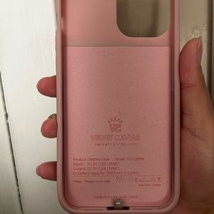 This is a sturdy charging case from velvet caviar only been used 3x for concerts